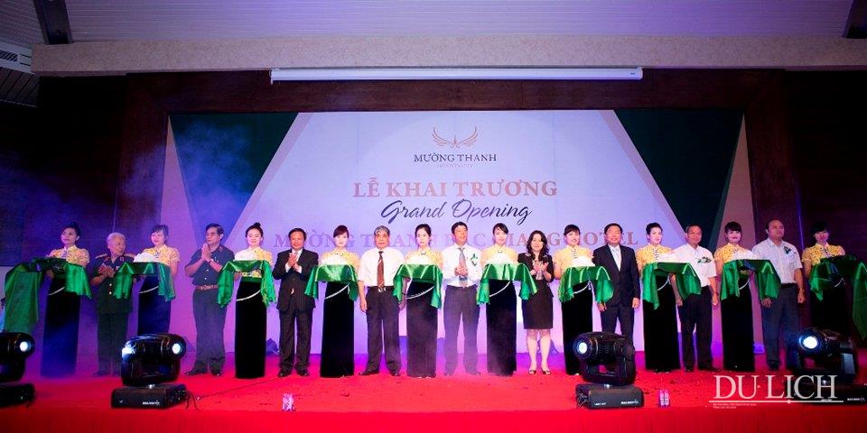 Tổng cục trưởng Nguyễn Văn Tuấn cùng đại diện các bộ, ngành, địa phương và Tập đoàn Mường Thanh cắt băng khai trương khách sạn Mường Thanh Bắc Giang